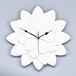 Biały zegar z motywem kwiata