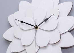 Biały zegar z motywem kwiata