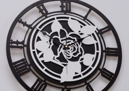 Czarny zegar z motywem róży