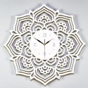 Biały zegar inspirowany mandalą
