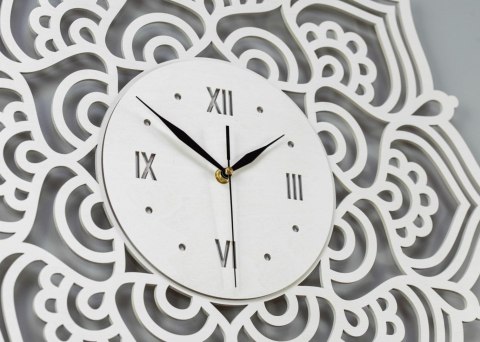 Biały zegar inspirowany mandalą