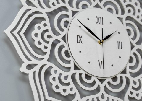 Biały zegar inspirowany mandalą