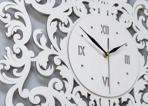 Biały zegar w wiktoriańskim stylu