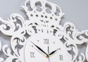 Biały zegar w wiktoriańskim stylu