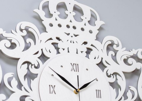 Biały zegar w wiktoriańskim stylu