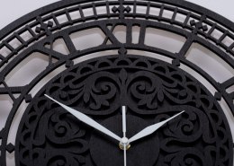 Czarny zegar w stylu wiktoriańskim
