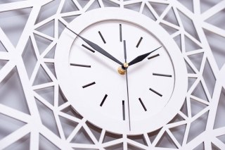 Geometryczny zegar ścienny ażurowy biały