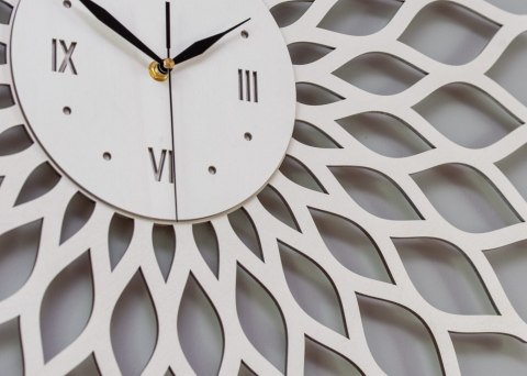 Zegar ażurowy bialy