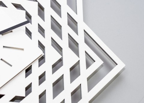 Geometryczny zegar ścienny ażurowy biały