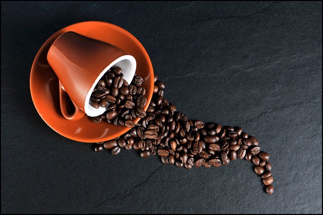 Urokliwe stoliczki kawowe w Twoim domu - ładne meble na wyciągnięcie dłoni
