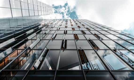 Okna Przeciwpożarowe: Estetyka i Bezpieczeństwo, które Ratują Życie