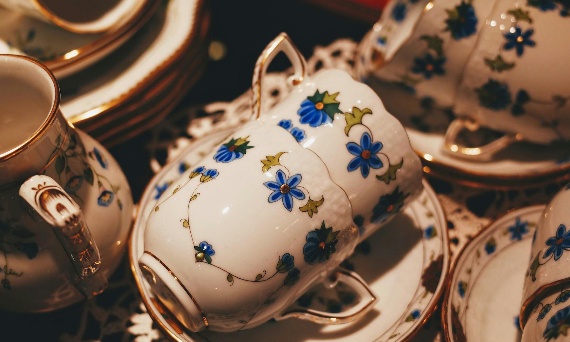 Trendy 2026: Porcelana jako kluczowy element dekoracyjny w salonie i jadalni