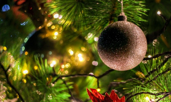 Jak stworzyć spójną aranżację świąteczną? Wybieramy dekoracje, oświetlenie, tekstylia i ozdoby choinkowe