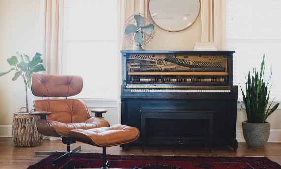 Sklepy z dywanami online vs stacjonarne: gdzie lepiej kupować i na co zwrócić uwagę?