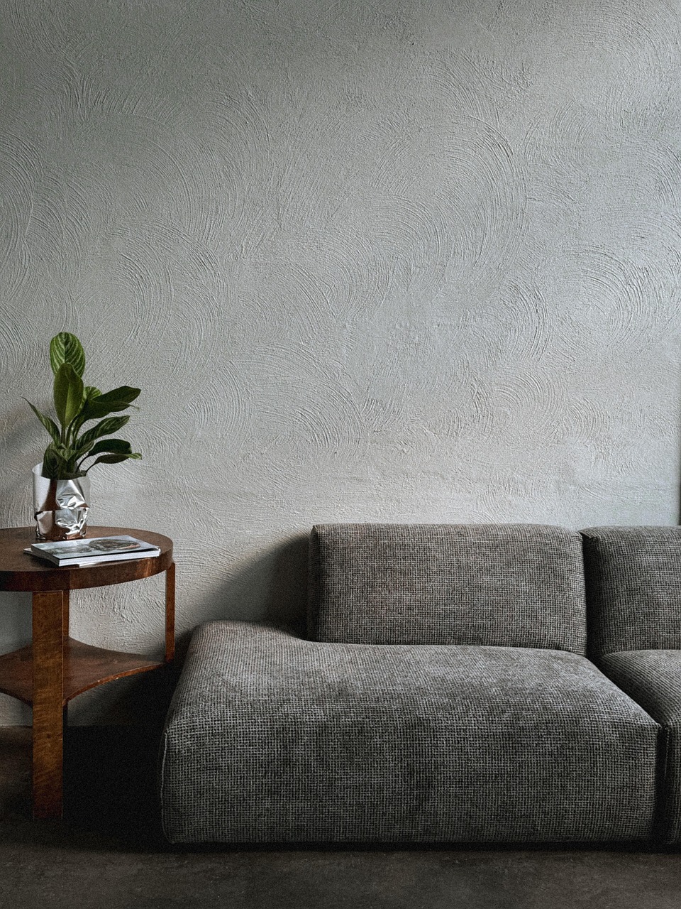 Sofa w neutralnym kolorze – jak ją ożywić bez wymiany mebla