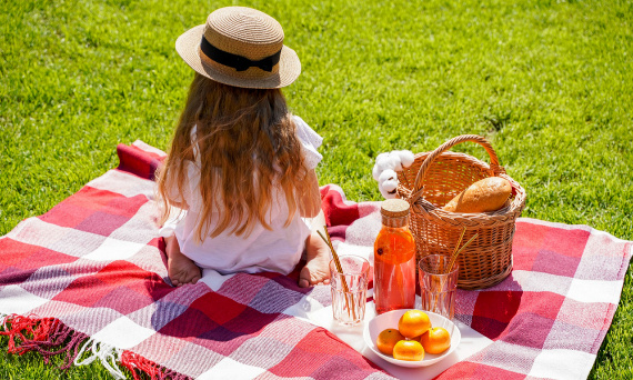 Koce, koce piknikowe i narzuty – jak wykorzystać je w ogrodzie i na tarasie?