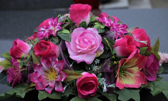 Jak zrobić wiązankę na cmentarz – plan, proporcje i dobór materiałów