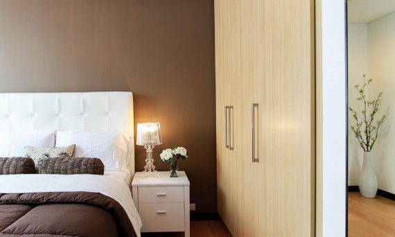 Lampy glamour w sypialni – jak wybrać odpowiednie oprawy?