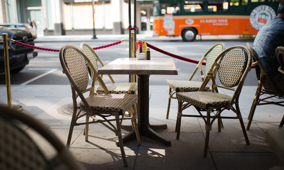 Metalowe nogi do stołów jako element designu w HoReCa