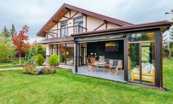 Ogrodowe trendy: najmodniejsze rośliny i dodatki na sezon 2025 – przewodnik po letnich hitach dla ogródka i tarasu