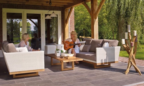 Letnie dekoracje przed domem – zaproś lato na swój próg