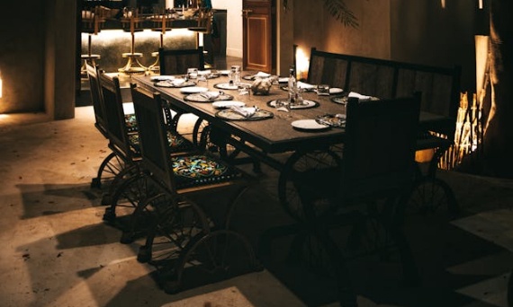 Pomysły na dekoracje stołu i strefy relaksu na tarasie – jak urządzić miejsce do spotkań z przyjaciółmi