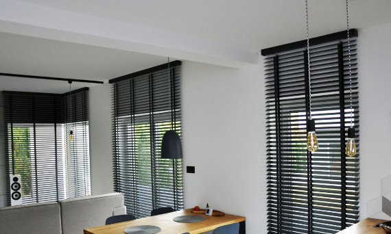 Jak osłonić okna w salonie?