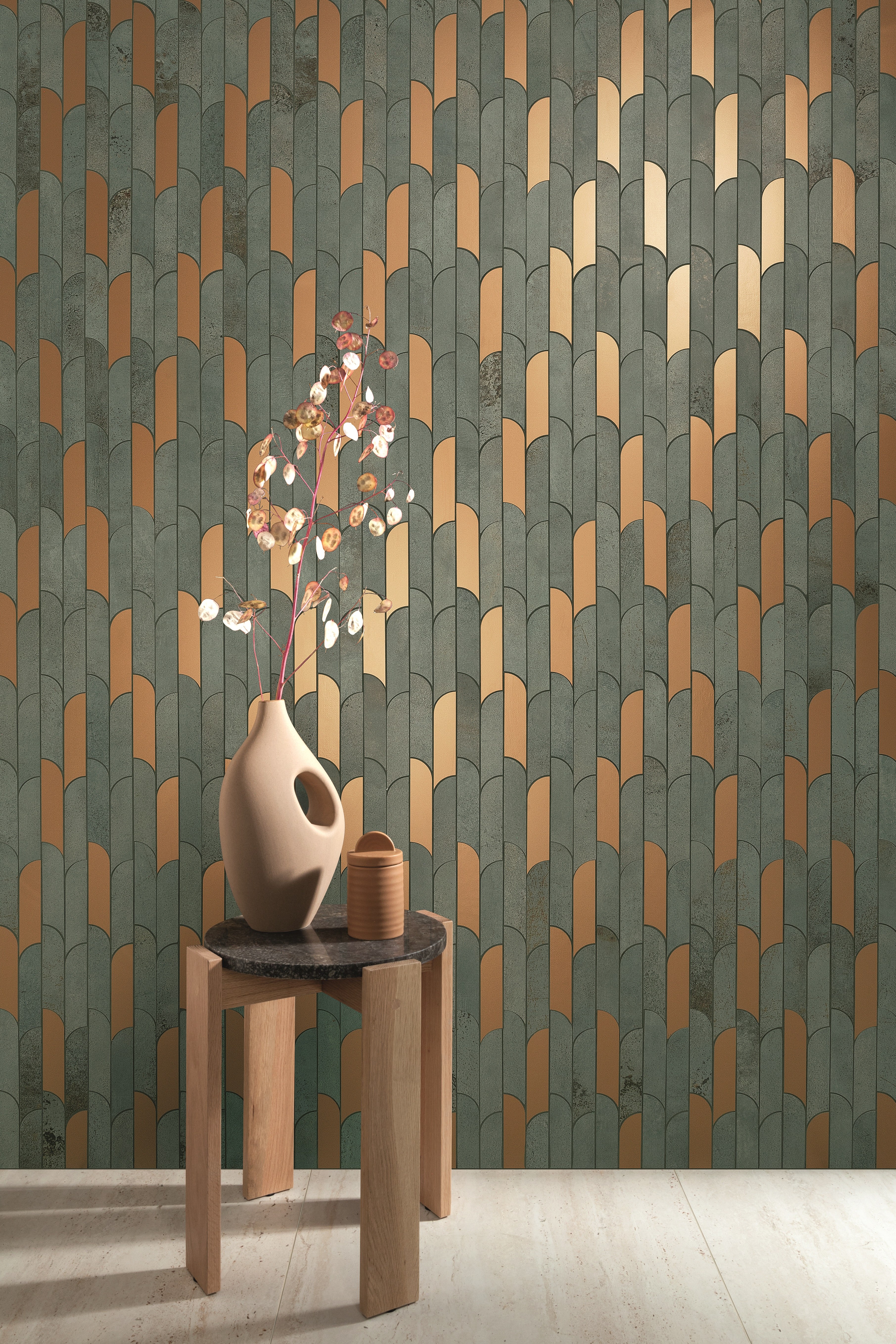 Pastelowe płytki do łazienki połączone ze złotym dekorem &ndash; kolekcja Tissue